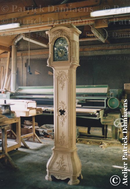 Luikse staande klok | Een in Rococo stijl gesneden staande klok