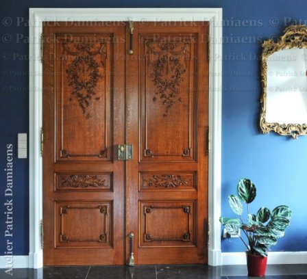 Classicistische binnendeur in eik met houtsnijwerk 