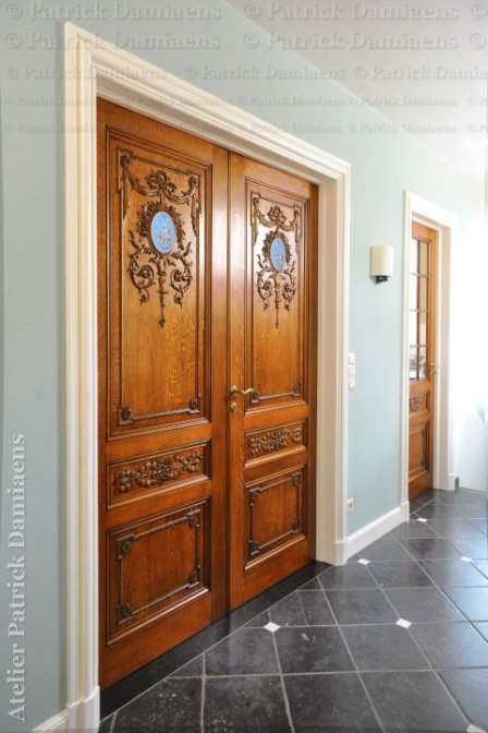 Dubbele deur in eik met houtsnijwerk en Wedgewood medaillon