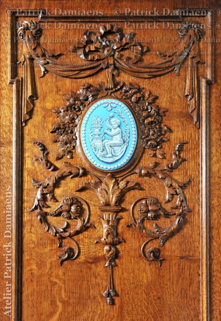 Dubbele deur in eik met houtsnijwerk en Wedgewood medaillon