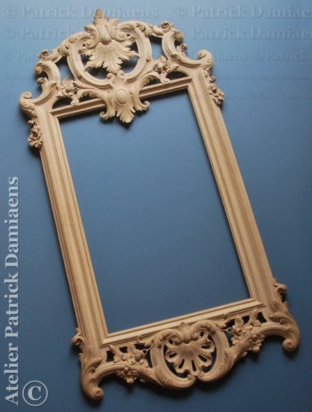 Een eikenhouten spiegel met Lodewijk XIV ornamenten  Luikse stijl