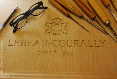 Een logo in hout laten snijden | Lebeau-Courally