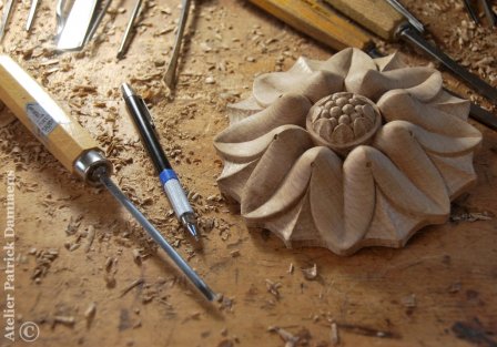 Een rozet in hout gesneden | Classicistisch ornament