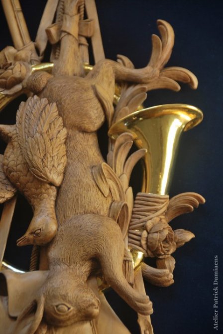 Een trofee met als thema 'De jacht' in lindehout uitgevoerd