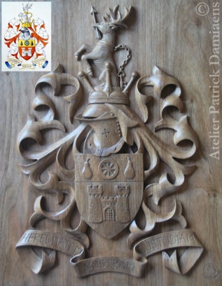Familiewapen op een houten paneel (Hartland, GB) | heraldiek hout