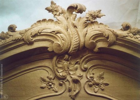 Gesculpteerde ornamenten in hout. Fronton in Luikse Régence stijl