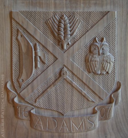 Het heraldisch familiewapen ADAMS in hout gesneden 