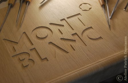 Logo Mont Blanc pennen in hout gesneden