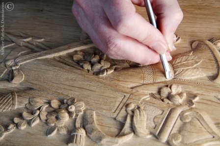 Ontwerp en artisanale vervaardiging van alle houtsnijwerk