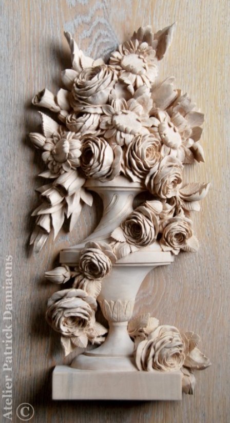 Vaas met bloemen in hout gesneden | bas-reliëf snijwerk in hout
